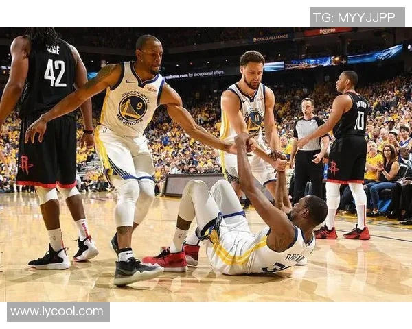 汤普逊训练恢复如火如荼,球队或将因其回归实力大增 汤普逊训练恢复如火如荼,球队或将因其回归实力大增